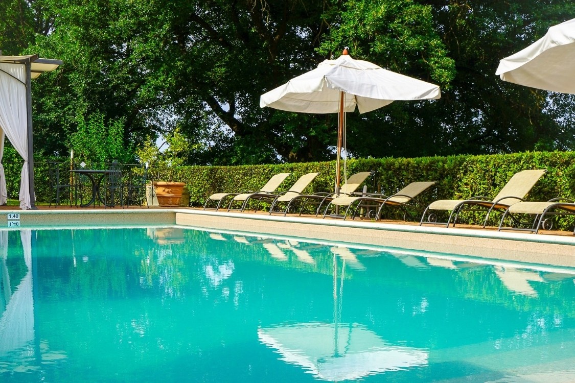 Piscina panoramica a Deruta e Solarium (7)