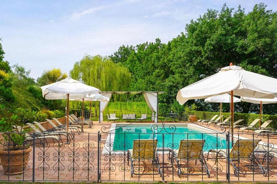 Piscina panoramica a Deruta e Solarium (7)